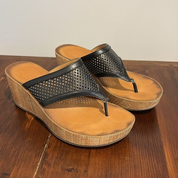 Clarks Women’s Avaleen Ocean Black Wedge Sandals Flip Flop Size 8M - Picture 1 of 9